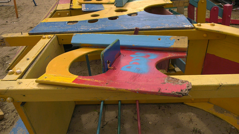 В Салехарде полицейские разберутся с разгромившими детскую площадку хулиганами