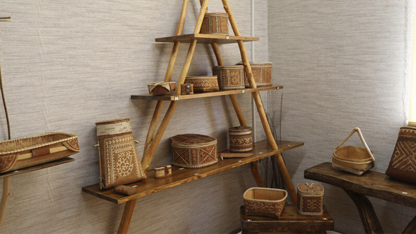 В Мужах открылась берестяная выставка традиционного творчества ханты и манси