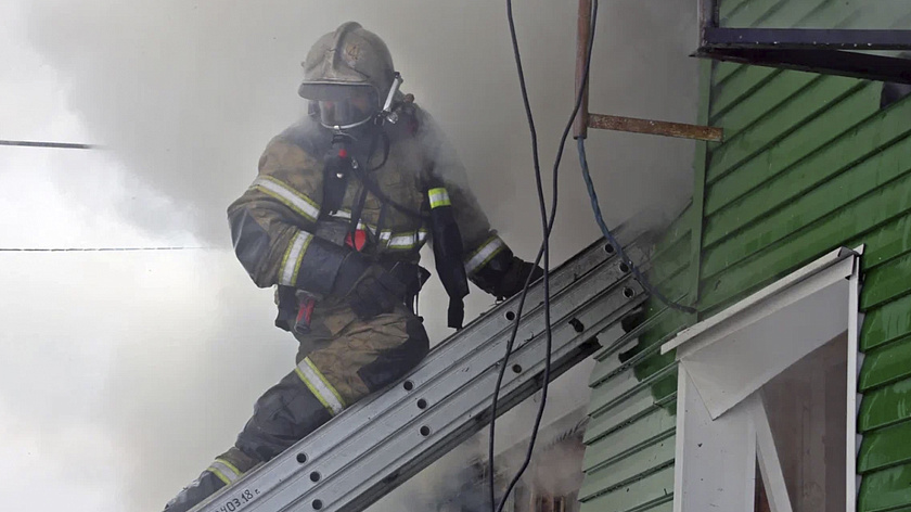 Женщина погибла при пожаре в многоквартирном доме в Салехарде