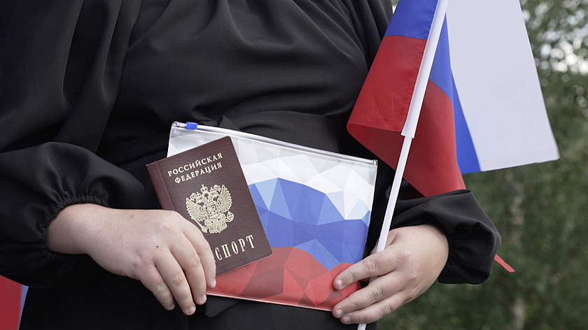 Юные надымчане получили свои первые паспорта из рук Героя России Дамира Юсупова