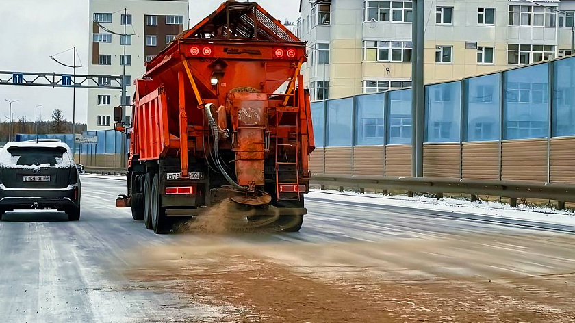 В Новом Уренгое борются с последствиями первого снега