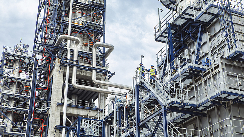 «Газпром нефть» в 2025 году обновила исторический максимум по переработке сырья