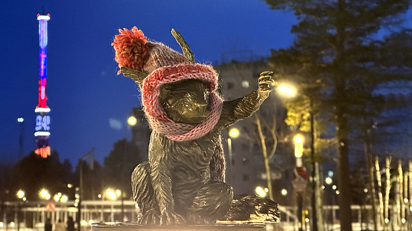 В Ноябрьске белки устроили показ мод у здания администрации 