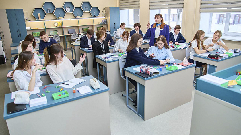 Тюменские школьники получили от нефтяников новое оборудование для проведения опытов