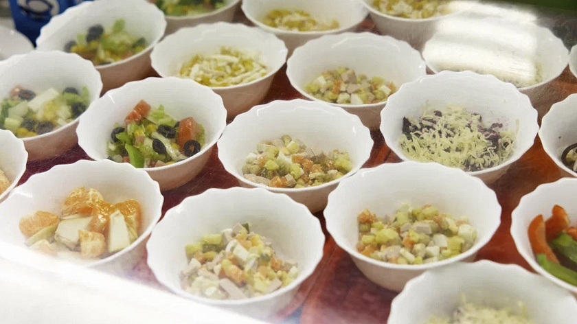 Петербуржцам посоветовали отказаться от традиционных новогодних салатов