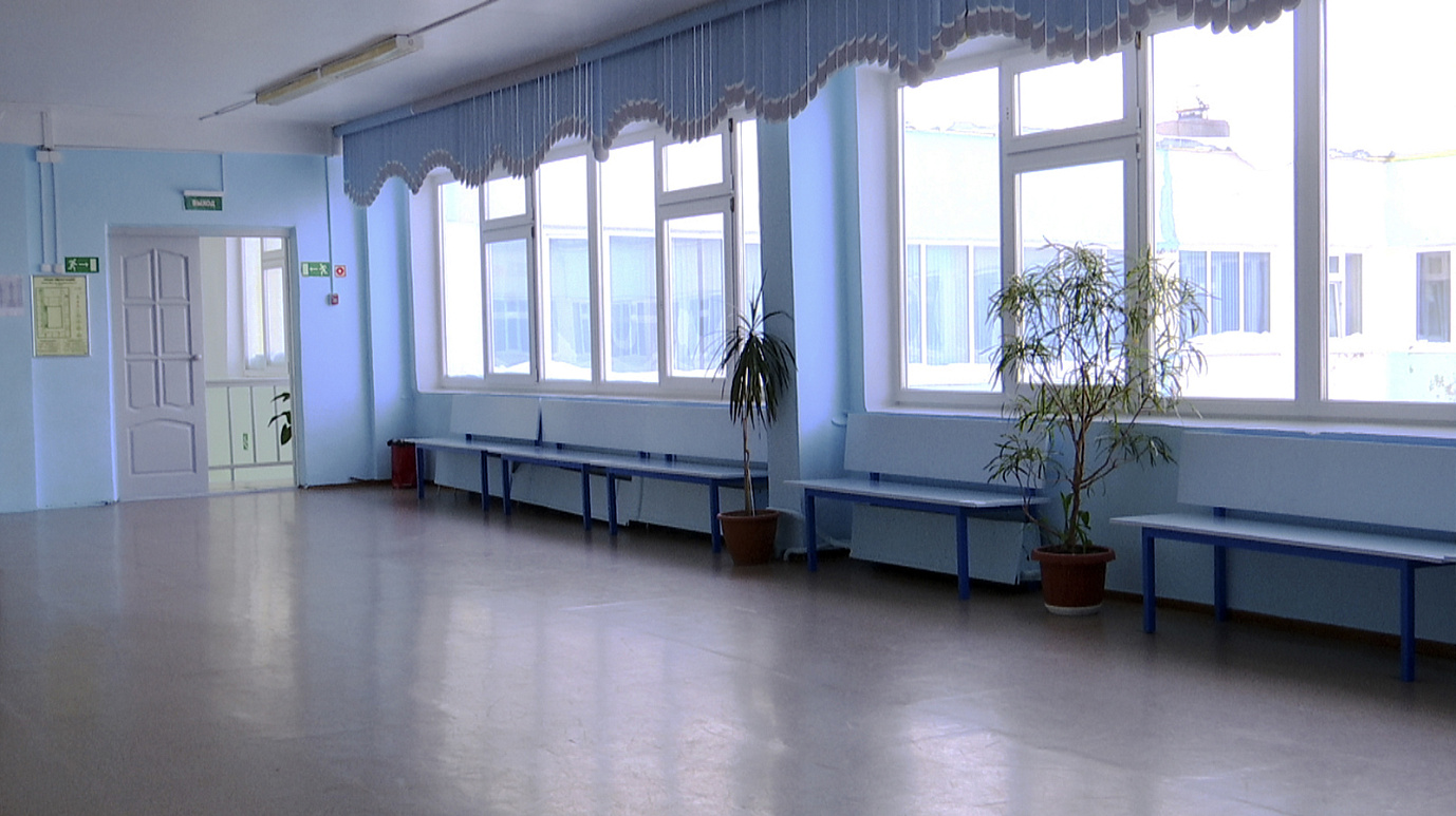 В Салехарде более 480 учащихся эвакуировали из-за пожара во второй школе