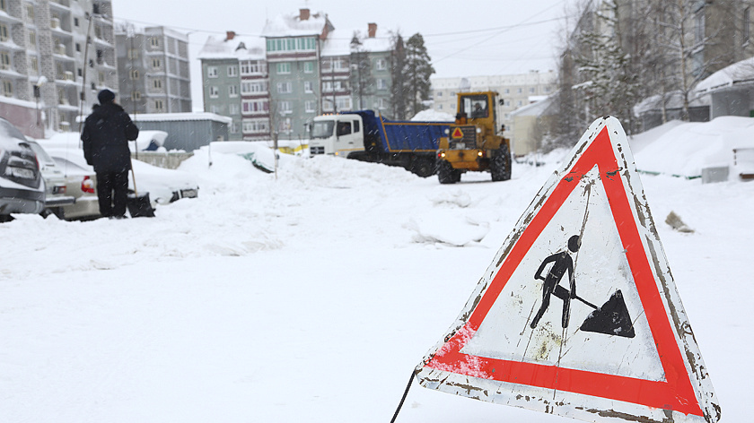 Нерадивые автовладельцы сорвали уборку снега в восьмом микрорайоне Ноябрьска