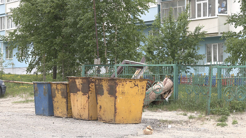 Жители Салехарда пожаловались на опрокинутую контейнерную площадку