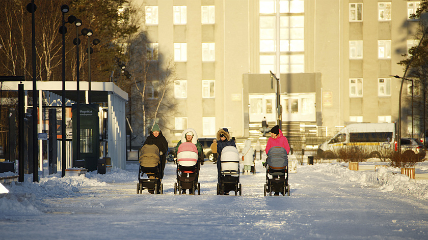Власти улучшили условия выдачи подарочного набора «Ямальской маме»