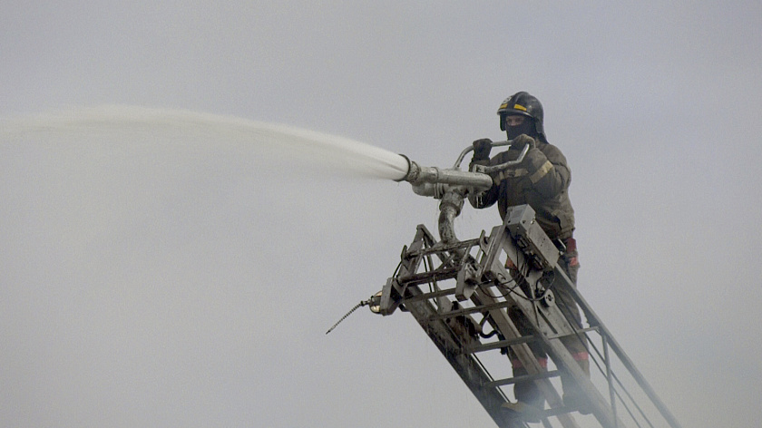 Один человек пострадал при возгорании бензовоза в Пангодах 