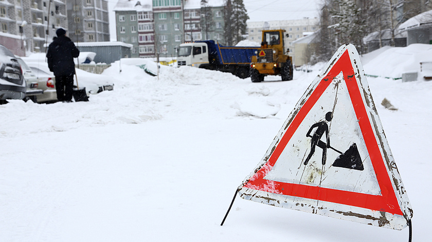 В Надыме взяли на контроль качество уборки снега в холода