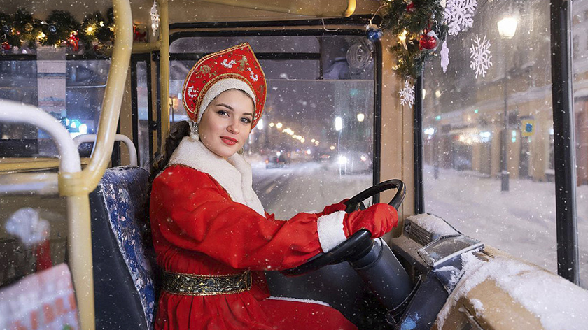 В Тобольске за руль городских автобусов сели Снегурочки
