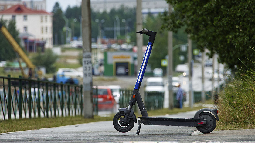 В Петербурге начали выписывать первые штрафы электросамокатчикам 