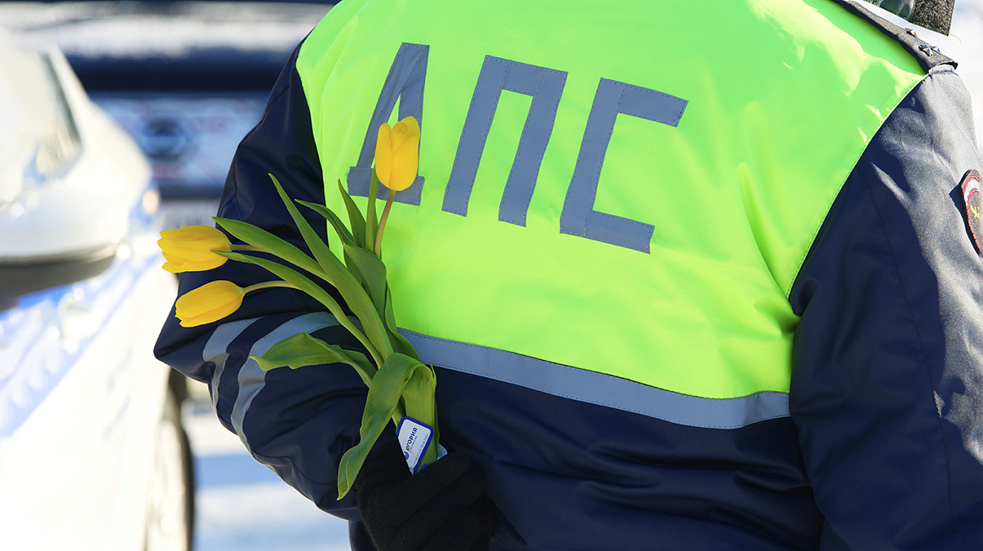 Автоинспекторы устроили праздник на дорогах Ямала в преддверии 8 Марта