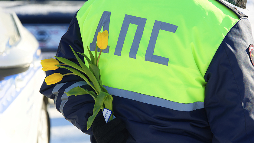 Автоинспекторы устроили праздник на дорогах Ямала в преддверии 8 Марта