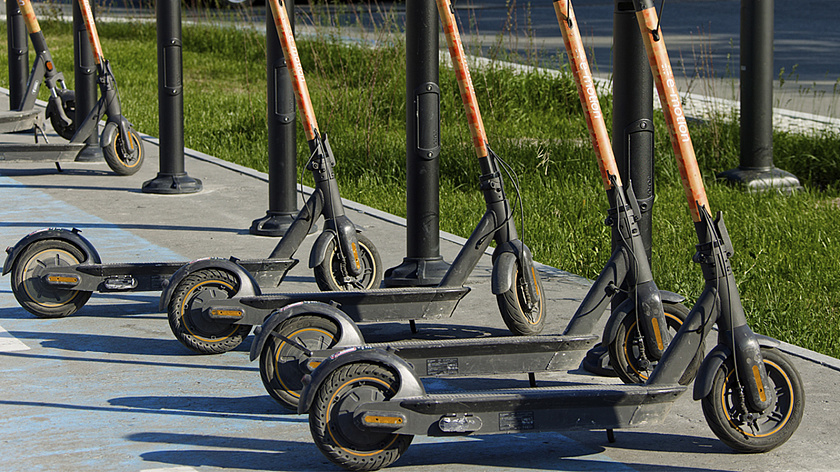 Взимать плату за парковку электросамокатов предложили в Екатеринбурге 