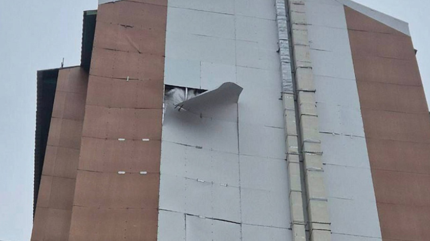 В Новом Уренгое из-за ветра с домов слетела обшивка