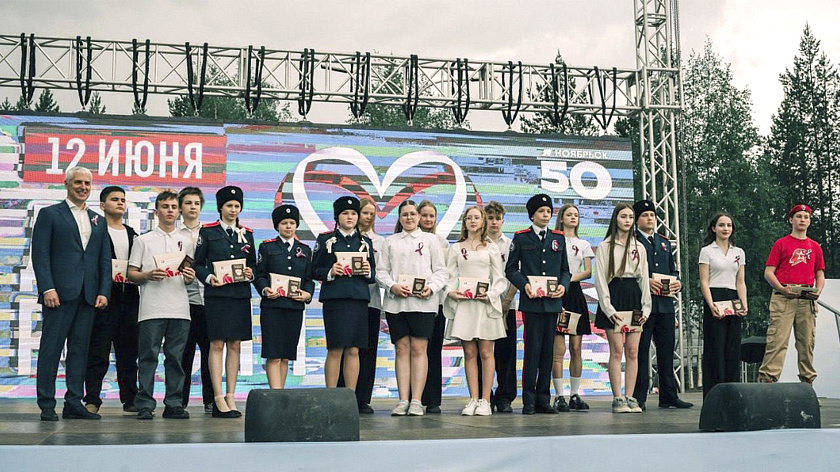 Отличившимся ноябрьским школьникам в День России вручили паспорта