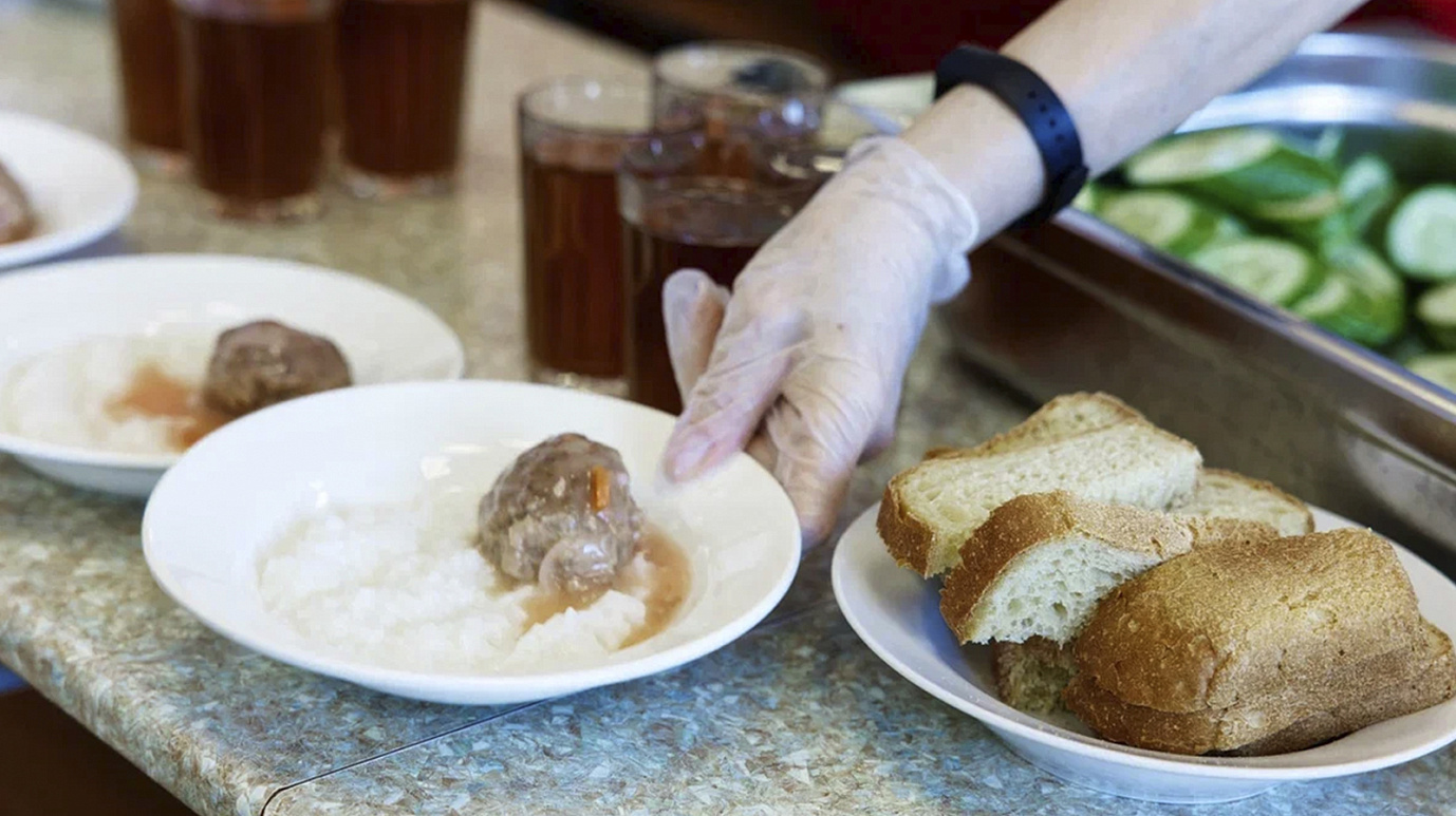 Ямальцы жалуются на перебои с питанием в школьной столовой Пангод