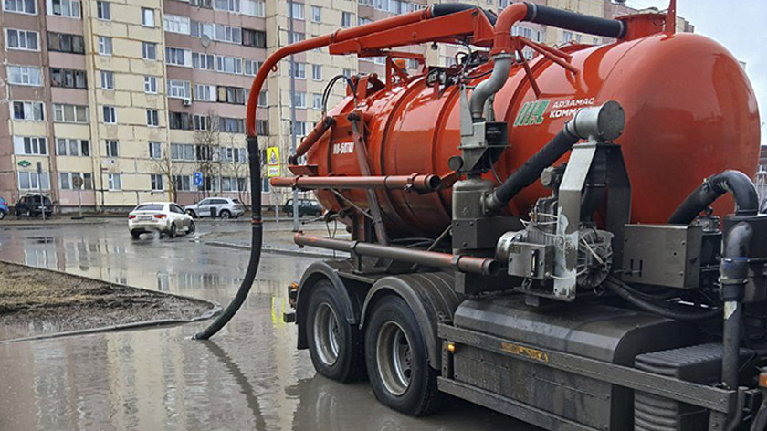 Новоуренгойские дорожники борются с последствиями сильного дождя 