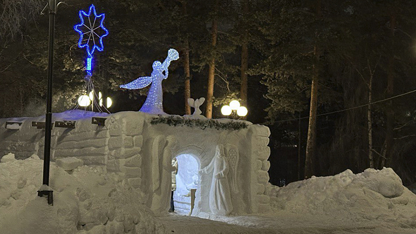 В Новом Уренгое начали устанавливать Рождественский вертеп