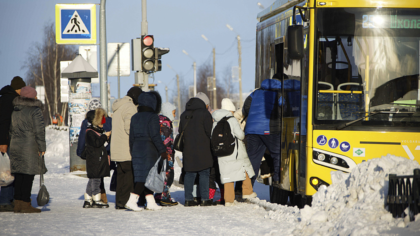 Ноябрьские инспекторы спасли от холода пассажиров сломавшегося на трассе автобуса