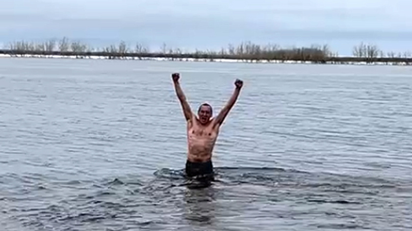 Житель Тазовского окунулся в ледяную реку в честь Дня России