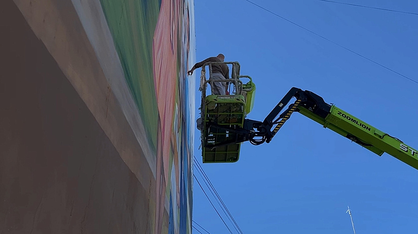 Необычный мурал с историческими датами появился на набережной в Сургуте