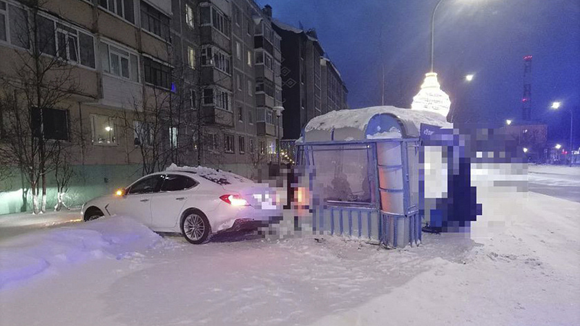 В Ноябрьске иномарка протаранила остановку