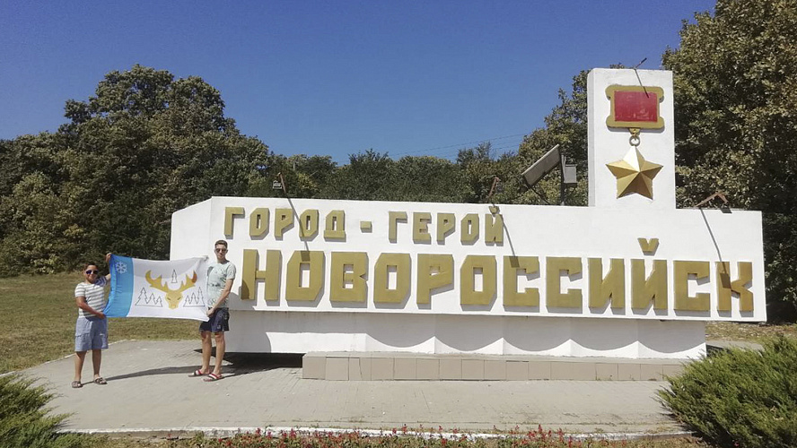 Фото: ВКонтакте | Флаг Лабытнанги шагает по планете