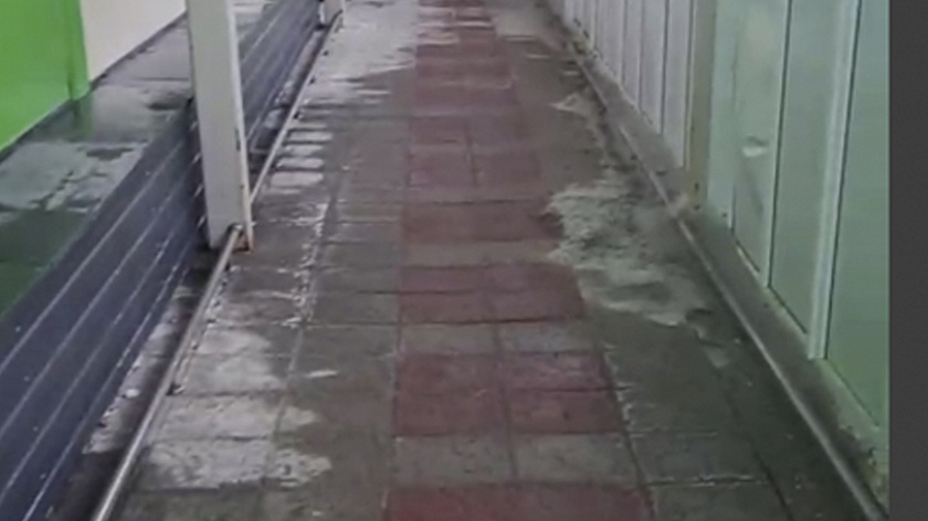 Новоуренгойцам пообещали устранить протечку крыши в инфекционном отделении больницы