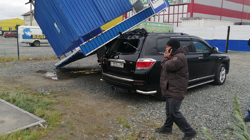 В Салехарде сильный ветер сдул остановку на припаркованные авто. ФОТО