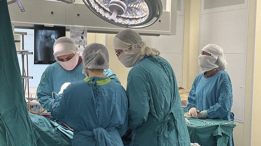 Тюменские врачи провели сложную операцию упавшему с высоты рабочему