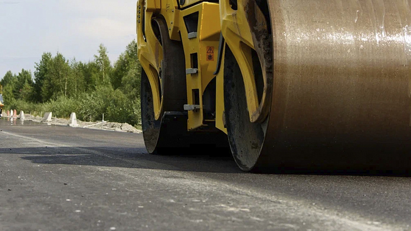 Работы по строительству дороги на Тюменской улице в Сургуте вышли на финишную прямую