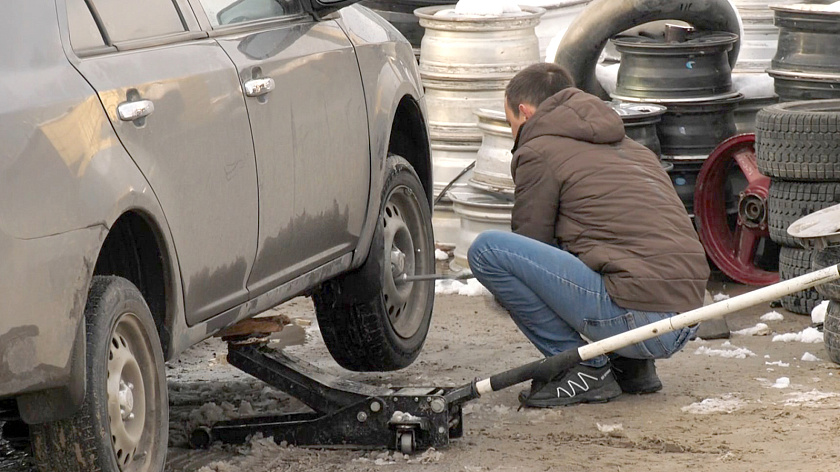 Автомобилистам рассказали, в каких случаях можно получить компенсацию за пробитое колесо 
