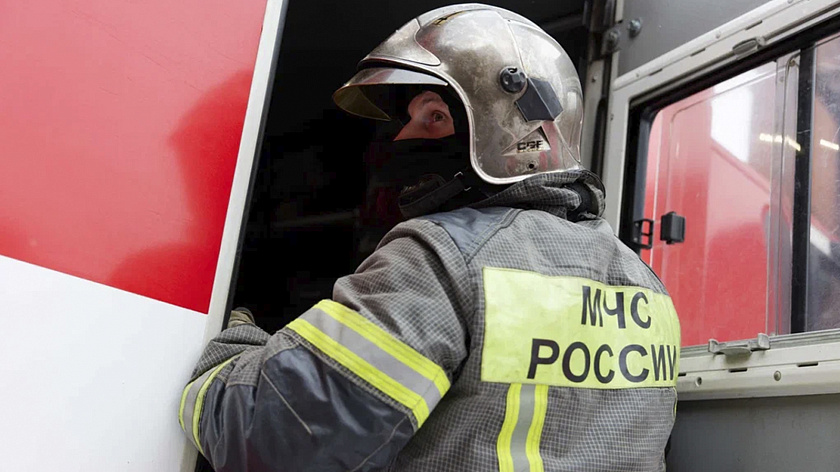 В Салехарде 12 человек эвакуировали из горящего дома в Брусничном переулке