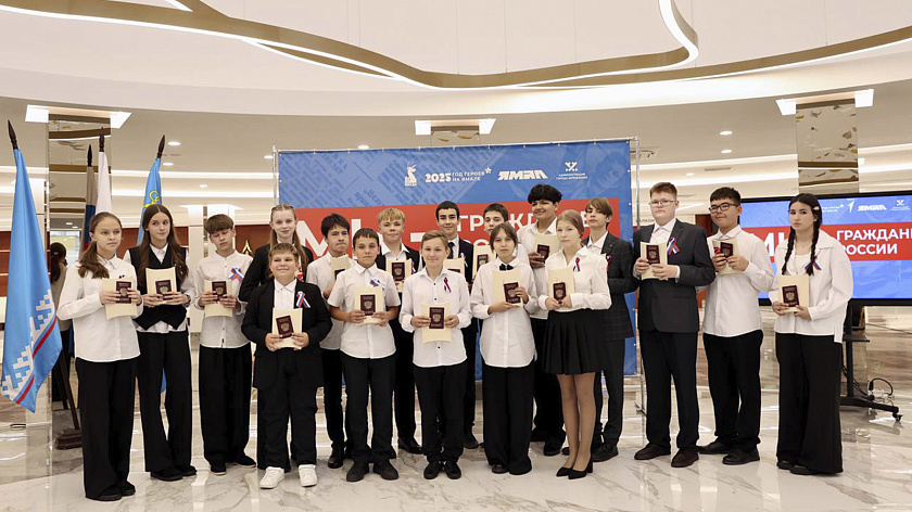 Юные муравленковцы получили первые паспорта из рук Елены Молдован