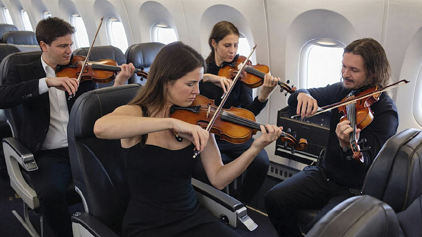  Участники «Симфонии Ямала» устроили концерт на борту самолёта