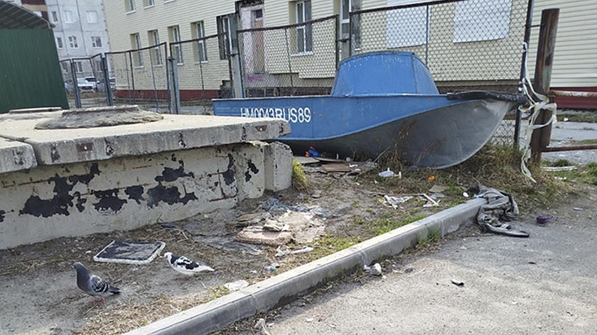 Надымчане попросили решить судьбу загадочной лодки на улице Зверева