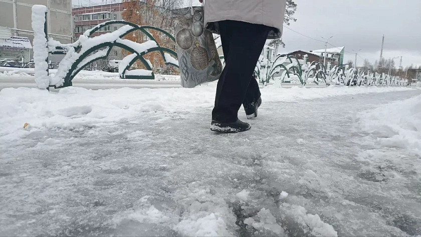 Осторожно, гололёд: в городах Ямала стало скользко