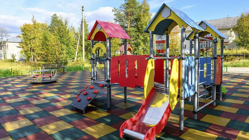 В Ноябрьске завершают установку новых детских площадок 