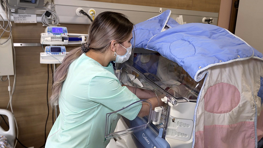 Свердловские врачи спасли жизнь 900-граммового новорожденного и его матери