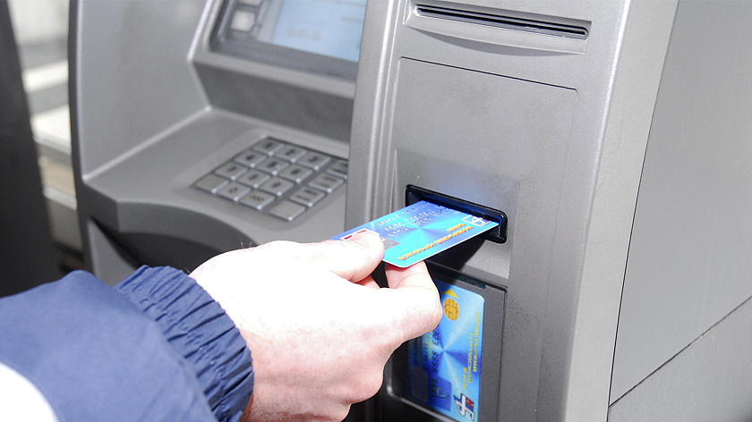 Россиян попросили не пытаться самостоятельно достать карту, если её задержал банкомат 