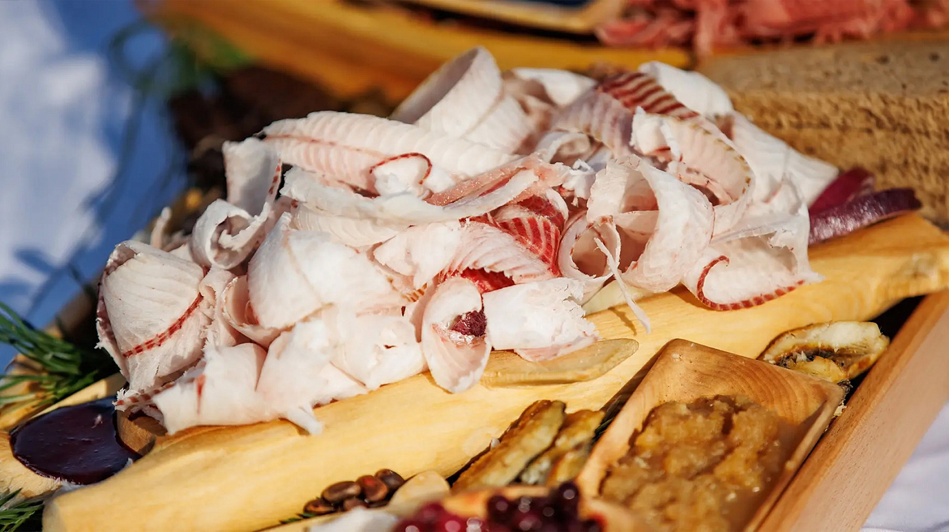 «Жир — это жизнь»: раскрыт особый рацион питания жителей Крайнего Севера