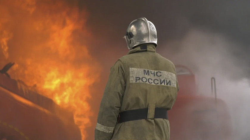 В Ноябрьске тушили двухэтажный гараж