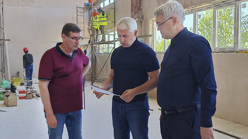 Алексей Романов проверил ход ремонтных работ в школах и детсадах Ноябрьска