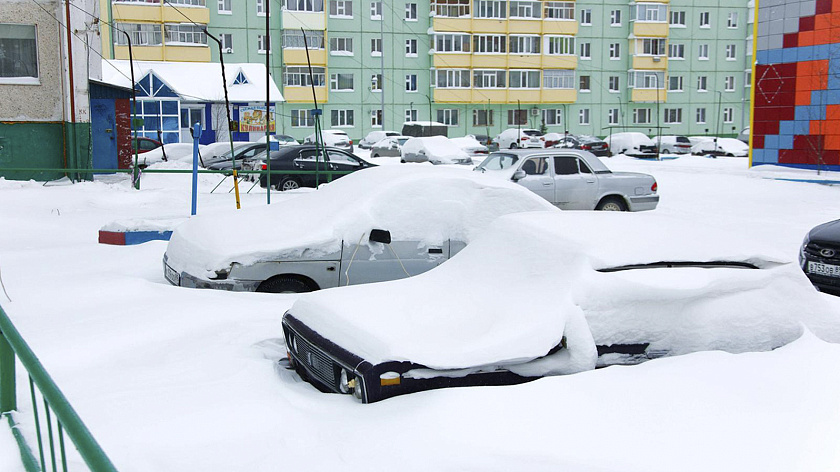 Россиян предупредили о последствиях длительной стоянки автомобилей в снегу