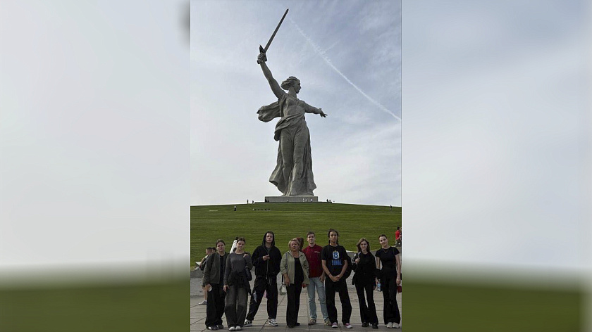 Десять салехардских школьников отправились в культурно-познавательную поездку в Волгоград