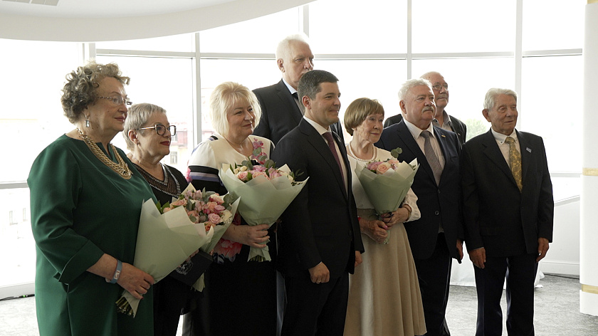 Артюхов наградил ямальских ветеранов-первопроходцев в Петербурге