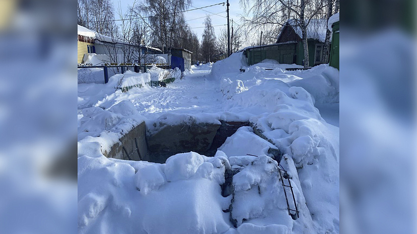 В Ноябрьске при уборке снега спецтехника серьёзно повредила теплосети